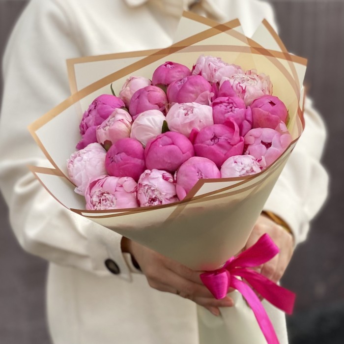 Розовый микс из 21 пиона